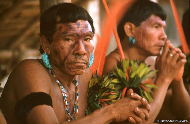 Los buscadores de oro perpetraron masacres y propagaron enfermedades entre los yanomamis en la década de 1980. Uno de cada cinco indígenas murió antes de que una oleada de indignación global obligara al Gobierno a expulsar a los mineros