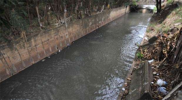 Vale do Arrudas, em Contagem, poluição atinge curso d'água alguns quilômetros depois da nascente