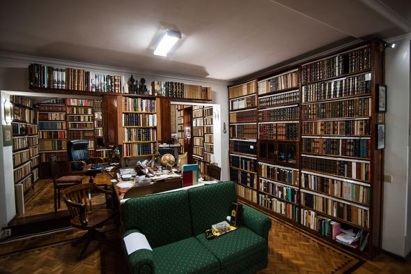 A primeira parte da biblioteca de Daniel Nunes fica numa mezzannine sobre a sala; a segunda fica na cave, onde estão arrumados mais de 30 mil volumes. Foto de João Silva