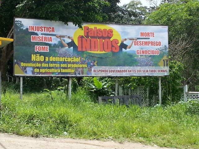 Cartaz ruralista, defendendo a violência contra os Tupinambá. Foto: Edson Silva (setembro de 2013)