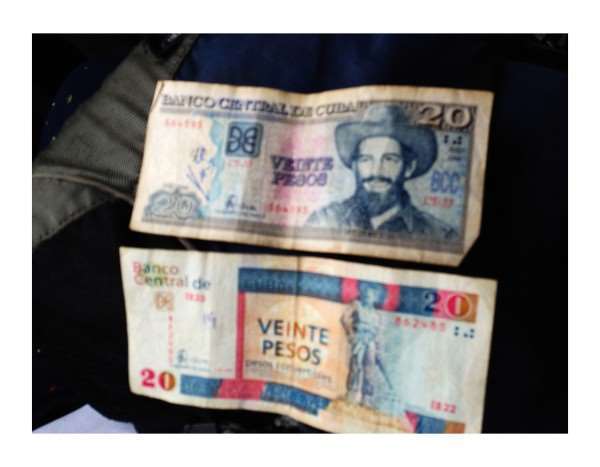 A cédula de cima – 20 pesos nacionais – vale 25 vezes menos do que a de baixo, em pesos conversíveis (CUCs). Foto: Veruscka Girio