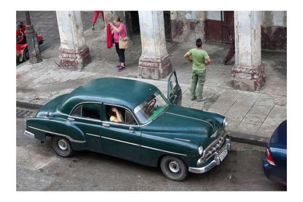 Esquina em Centro Habana com carro antigo usado como lotação (la maquina). Foto: Veruscka Girio