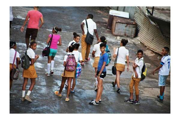 Grupo de crianças do Secundário (6º ao 9º ano) voltando para casa pelas ruas da capital cubana. Foto: Veruscka Girio