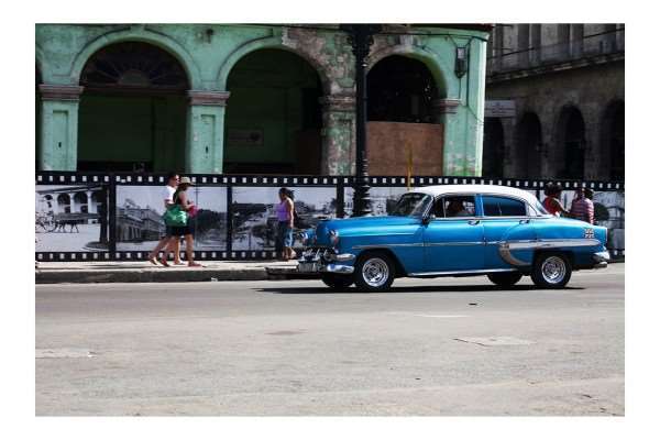 Fachada de prédio com fotos que orientam sua restauração em Cayo Hueso. Foto: Veruscka Girio