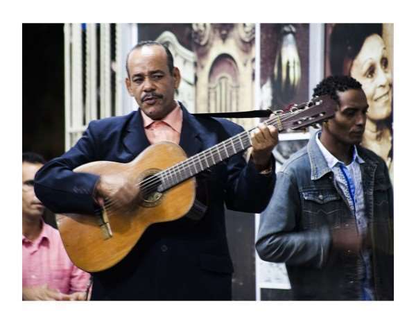 Músicos tocam em casa noturna de Havana. Foto: Veruscka Girio