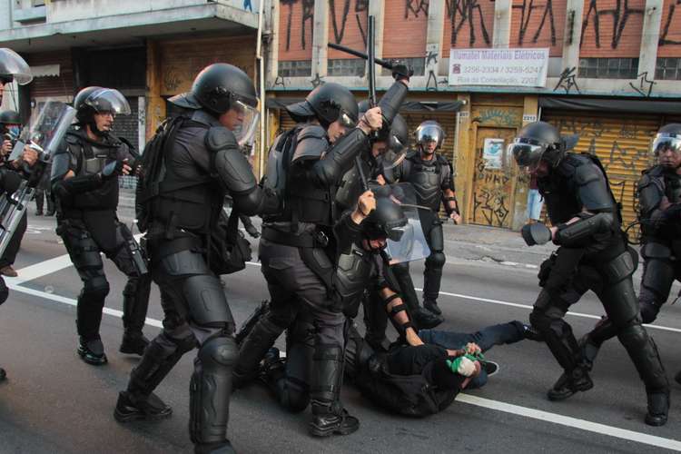 Policiais prendem manifestantes do Movimento Passe Livre (MPL) contra o aumento do transporte público em São Paulo (SP), que passou de R$ 3,00 para R$ 3,50. 09/01/2015 - Leonardo Benassatto, do Futura Press