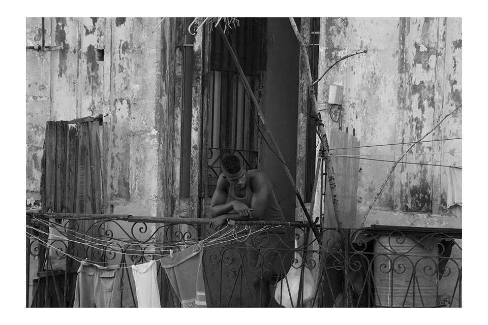Um dos solares de Habana Vieja que abriga famílias de forma precária. Foto: Veruscka Girio