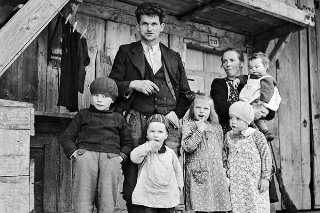 Família que teve as três crianças mais velhas retiradas do convívio; a imagem, de 1946, foi tirada no cantão de Berna
