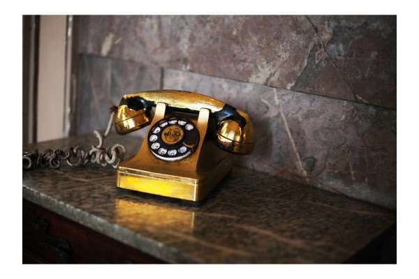 A ATT presenteou o ditador Batista com um telefone de ouro; depois que a empresa foi nacionalizada pela revolução, descobriu-se que o “ouro” era pura tinta. Foto: Veruscka Girio