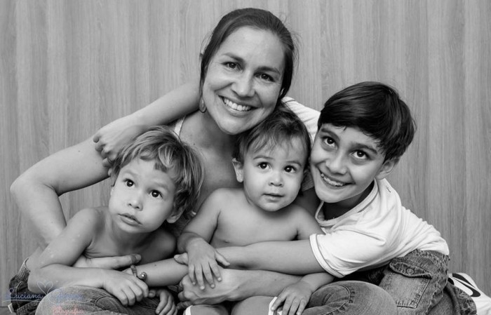 Milena e os três filhos. Os dois mais novos também nasceram de parto normal, sem episiotomia