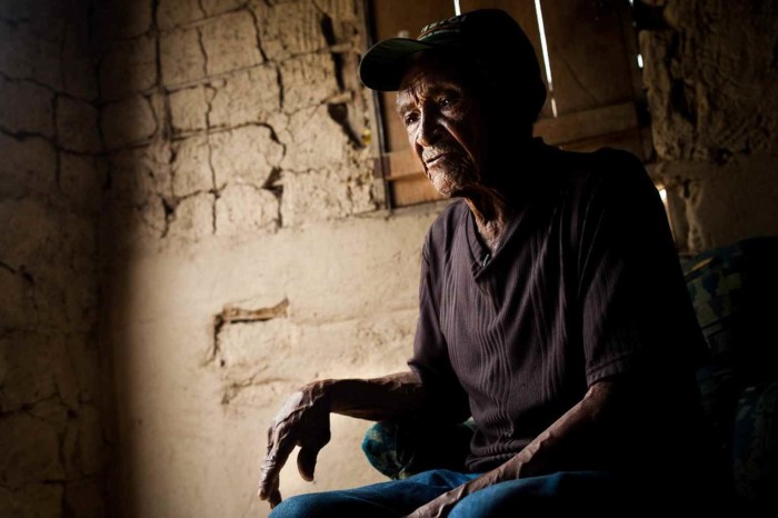 Bernardino Silva Azevedo, 85 anos, viveu todos os ciclos econômicos da Amazônia no último século. Ele vai ser retirado da vila onde nasceu para viver na cidade.