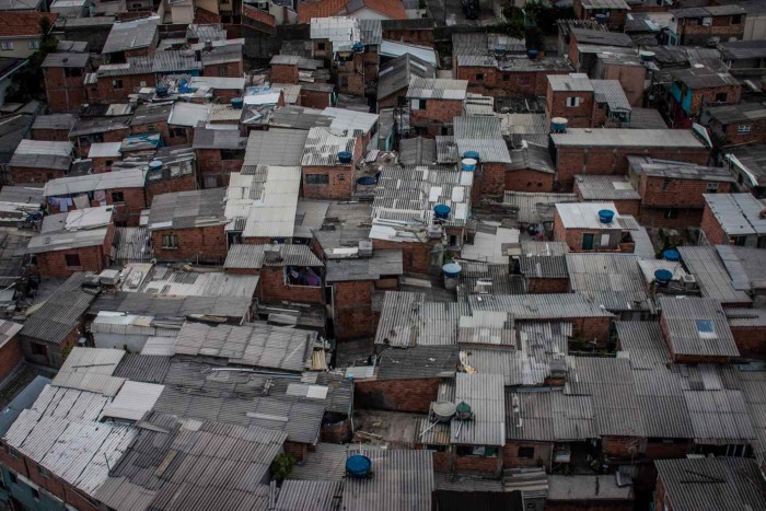 Contraste hídrico entre a Veneza Paulista e a Favela da Vila Mariana. Fotos: Sintaema (acima) e Hélio Mello/ Projeto Xingu (abaixo).