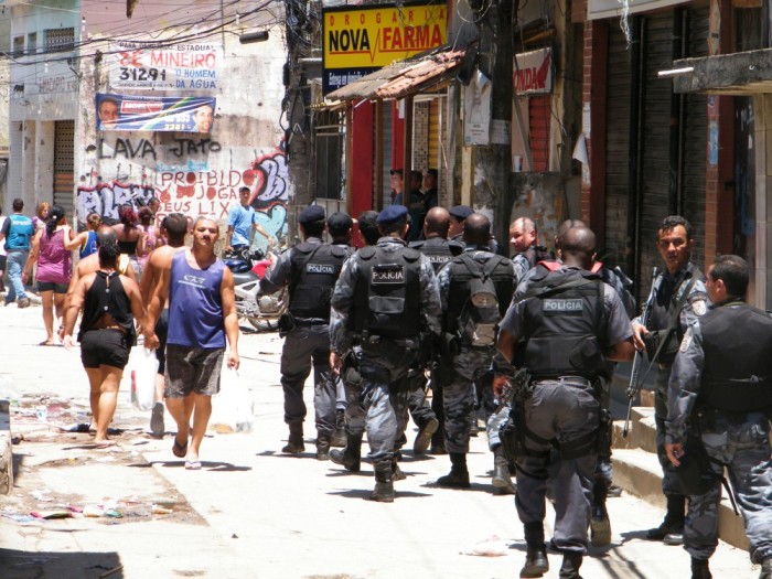 linguage-da-favela-policiais-no-Alemao