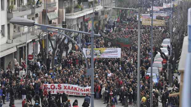 Unas 15,000 personas marcharon en Salónica contra el Eldorado Gold en 2013. Foto: Nikolas Giakoumidis/Associated Press.