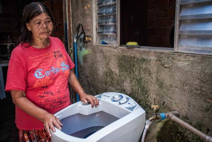 Moradora da Favela na Vila Mariana aguarda chegada da água da Sabesp. Foto: Hélio Mello / Projeto Xingu