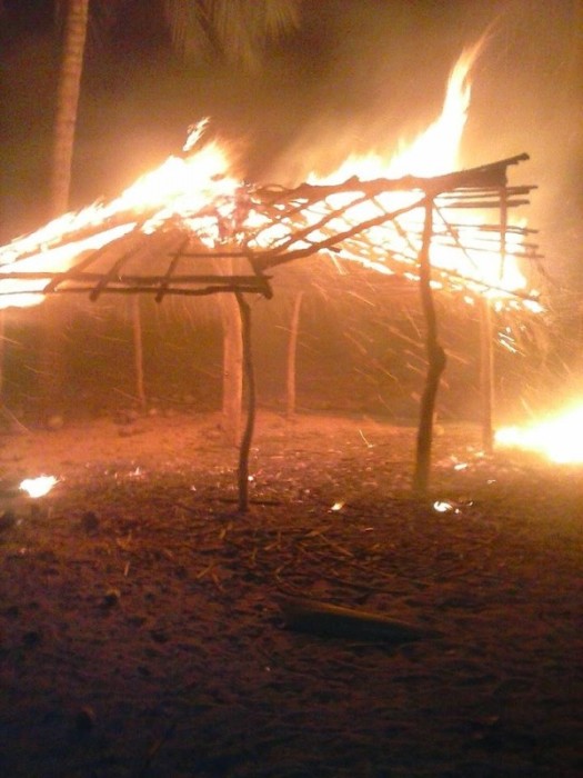  Palhoça do sítio São José em chamas. Índios dizem que responsáveis pelo incêndio criminoso eram ligados à empresa (Reprodução) 