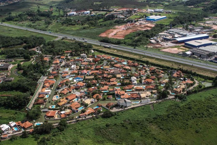 Vista aérea do condomínio, na beira da Rodovia Dom Pedro I. Foto: Sintaema