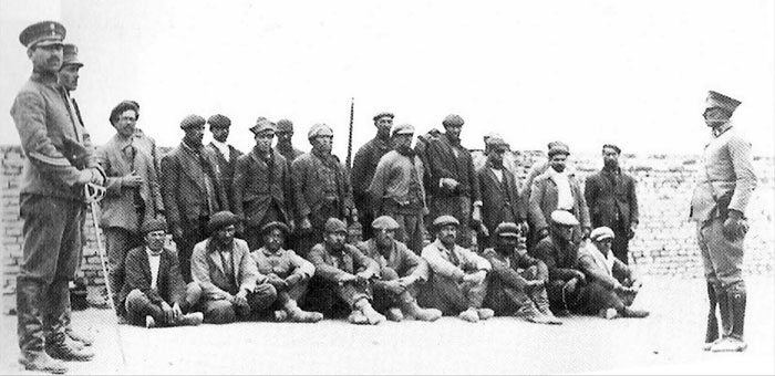 Jornaleros chilenos tomados presos por el Ejército argentino en las huelgas de 1921. Foto: Gentileza Editorial Catalonia