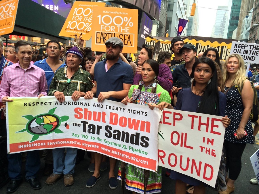 Nina Gualinga (direita), ativista Sarayaku, na dianteira da Marcha Popular pelo Clima em NY, em setembro de 2014