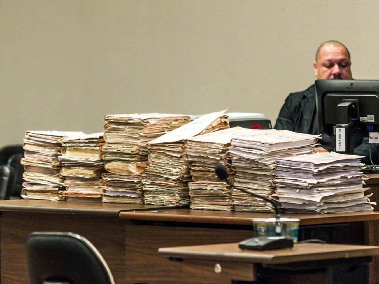 A pilha de processos do Carandiru durante os julgamentos de 2014 (Imagem: Agência Brasil)