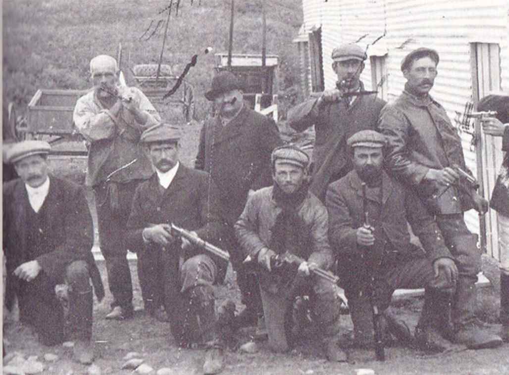 Grupo de “cazadores de indios” de una de las estancias de Tierra del Fuego (Instituto Patagonia). Foto: Gentileza Editorial Catalonia