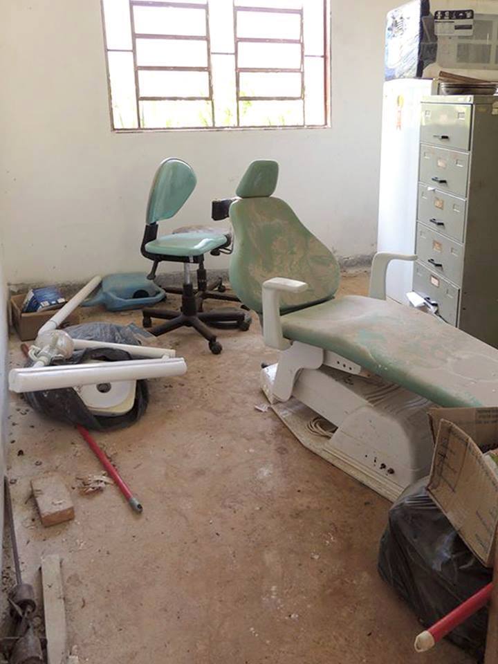 Sala do dentista com o material e cadeira estragando