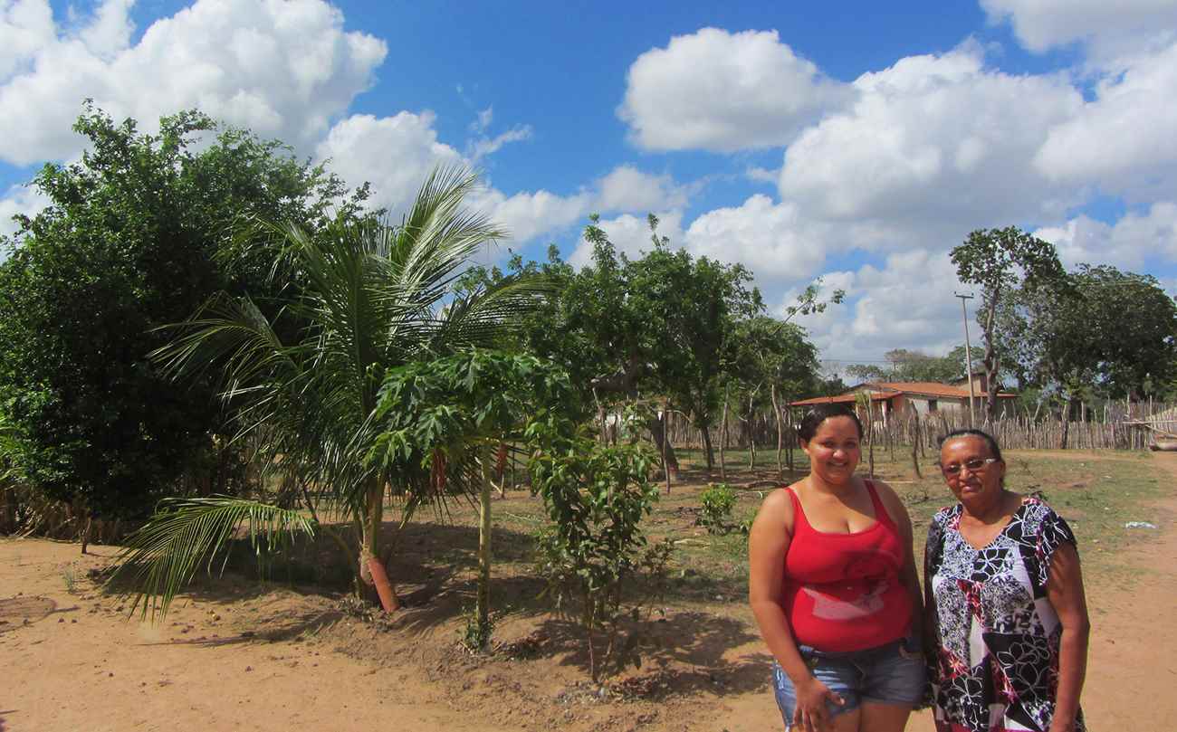 “A indenização foi muito injusta pras famílias, foi pago cinco mil reais por casa”, afirma Vanderleia Aparecida Maciel da Costa (à esquerda), ao lado da mãe. (Foto: Ciro Barros)
