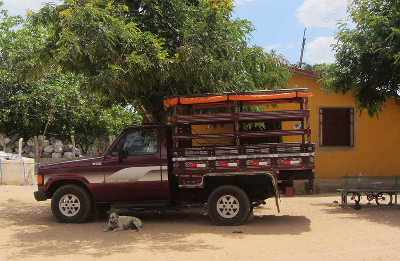 Único transporte ‘público’ para levar os moradores da agrovila para a área urbana das cidades próximas são os paus-de-arara (ou “carros de feira”) (Foto: Ciro Barros)