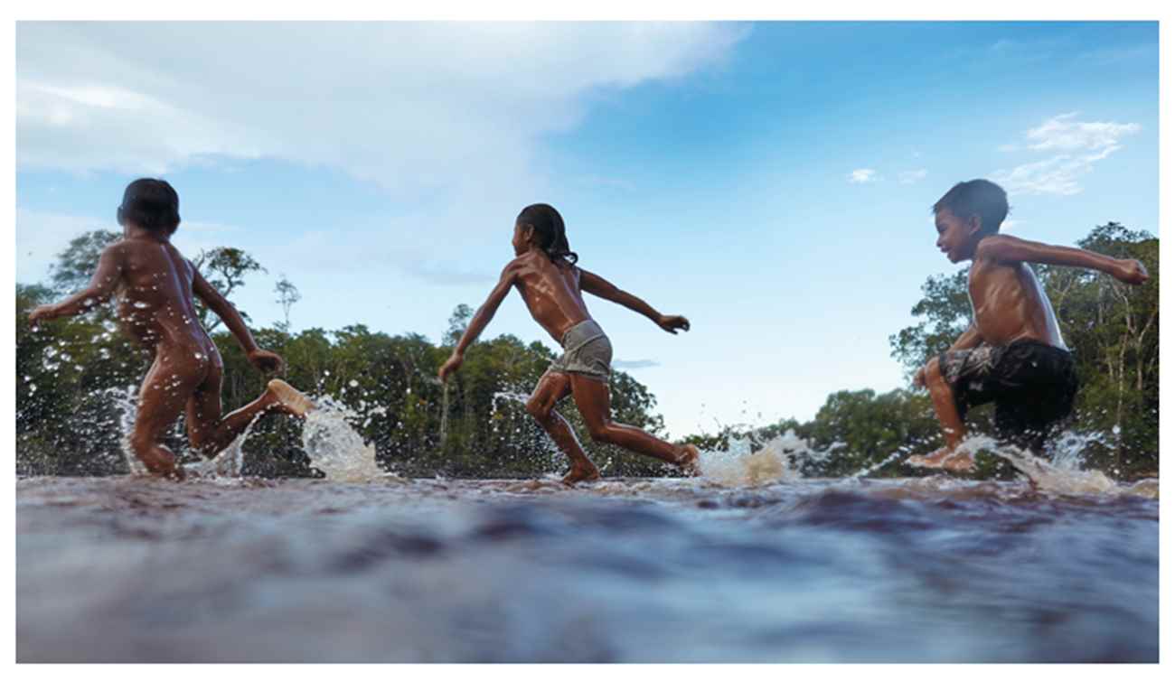 criancas indigenas correndo na agua