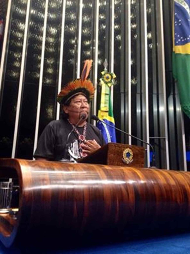 "Eu não quero morrer outra vez como morremos 500 anos atrás", Davi Kopenawa Yanomami na sessão solene no Senado. Foto: Isabel Harari / Mobilização Nacional Indígena