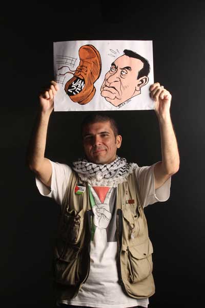 Latuff exibe charge em que retrata o ex-presidente do Egito, Hosni Mubarak. Ilustração foi utilizada durante protestos nas ruas do país e o cartunista considerado um dos cronistas do processo egípcio. Foto: Reprodução.