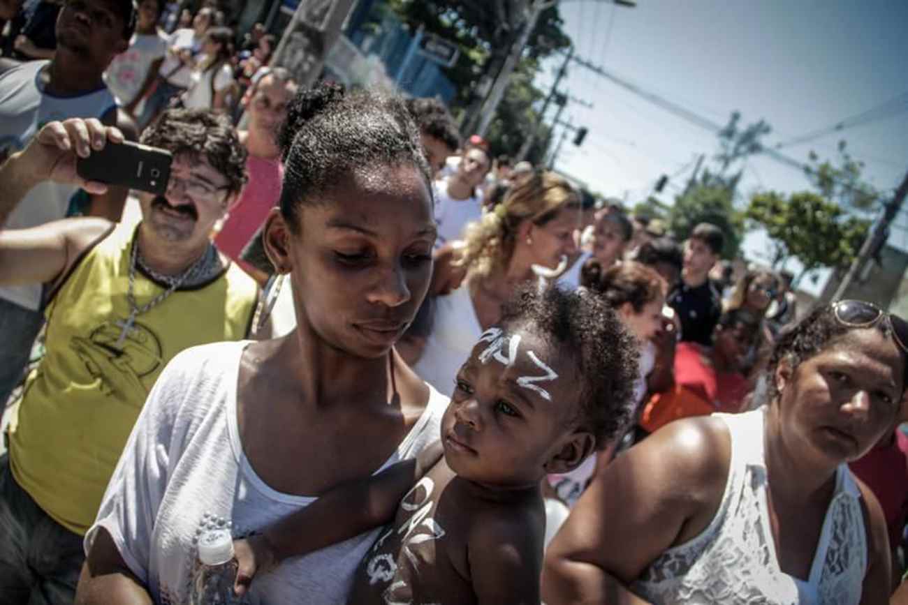 Centenas da famílias foram às ruas do Complexo — Foto: Mídia NINJA