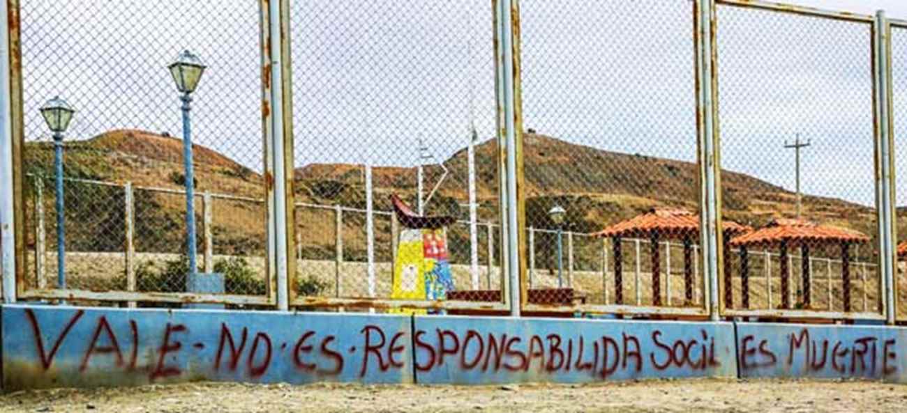 Pichação em muro do parque construído pela Vale em Sechura (Peru): "A Vale não é responsabilidade social, é morte”. Foto: Justiça Global.