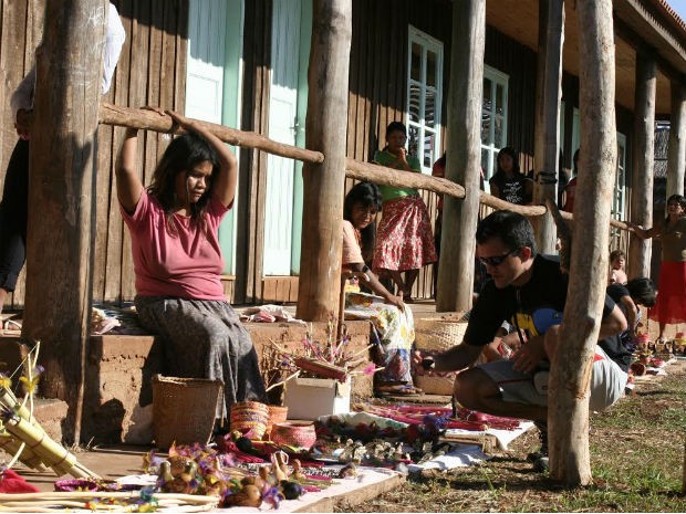 Sociólogo Antônio Almeida tira fotos do artesanato na aldeia de Mangueirinha. Foto: Daniel Jaeger Vendruscolo / Arquivo pessoal