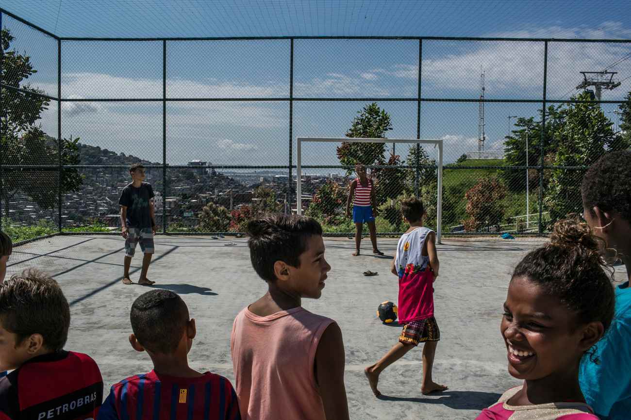 Crianças brincando no Complexo do Alemão. Muitos casos não resolvidos em que crianças são mortas são simplesmente chamados de episódios de “bala perdida”. Foto: Maurício Lima / NYT