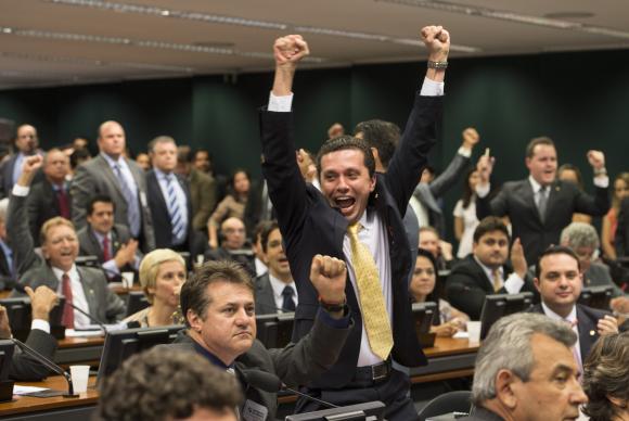 Deputados comemoram aprovação da PEC na CCJ. Foto: Marcelo Camargo /Agência Brasil