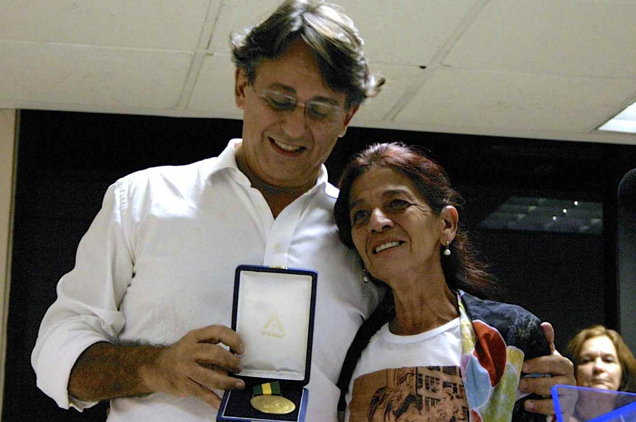 Jandira Mendes, mãe de Igor, recebe a Medalha Chico Mendes de Resistência ao lado de José Pimenta, do Centro Brasileiro de Solidariedade aos Povos (Cebraspo). Foto: Anne Vigna