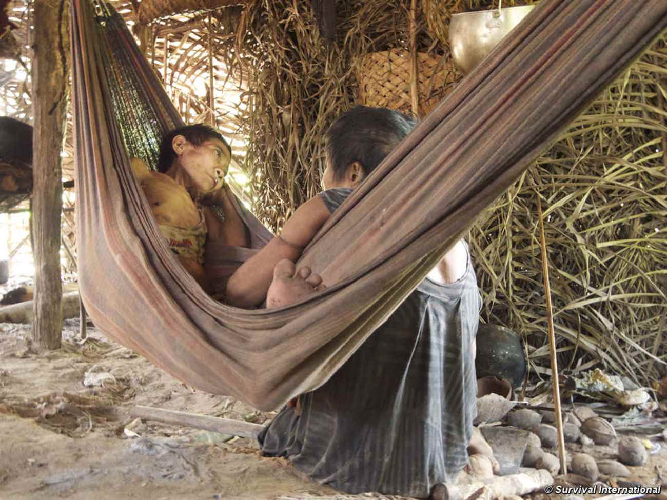 Jakarewyj e sua irmã Amakaria foram forçados a fazer contato em dezembro de 2014. Agora estão muito doentes com tuberculose porque as autoridades brasileiras não forneceram tratamento de saúde adequado. © Survival International