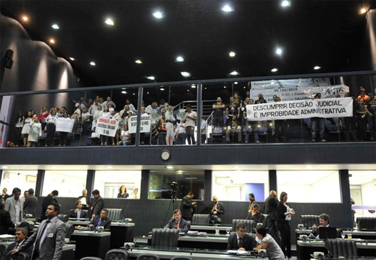 Deputados da oposição tentaram retirar projeto da pauta de votação (Foto: Divulgação Aleam)