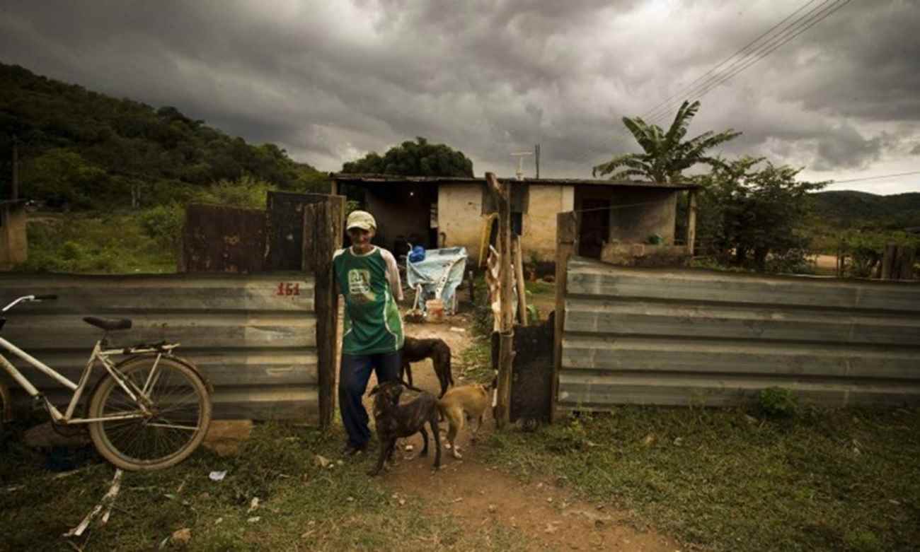 A casa de José Roberto Lima fica perto de um lixão, na Baixada Fluminense. Ele vive de doações e...Foto: Márcia Foletto / Agência O Globo