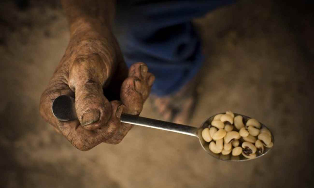 A fome está sempre à espreita de quem vive abaixo da linha da extrema pobreza, como José Roberto...Foto: Márcia Foletto / Agência O Globo