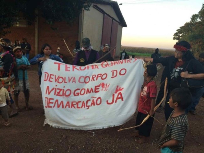 Índios que ocupam fazenda em Aral Moreira; deputado diz que clima é de faroeste na fronteira com o Paraguai (Foto: Fabrício Carbonel)
