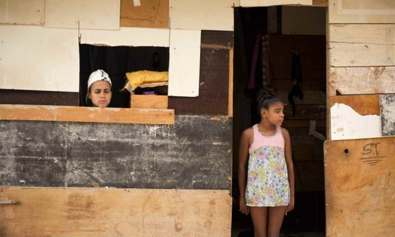 Jéssica das Neves mora num barraco de madeira na Cidade de Deus, com uma filha e a sobrinha Raiane... - Foto: Márcia Foletto / Agência O Globo