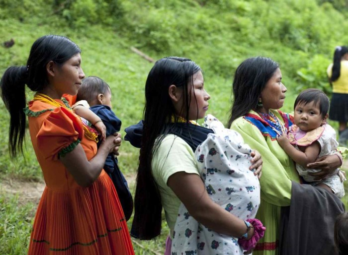 Mujeres embera con sus bebés. / F. CABARCAS (UNFPA)