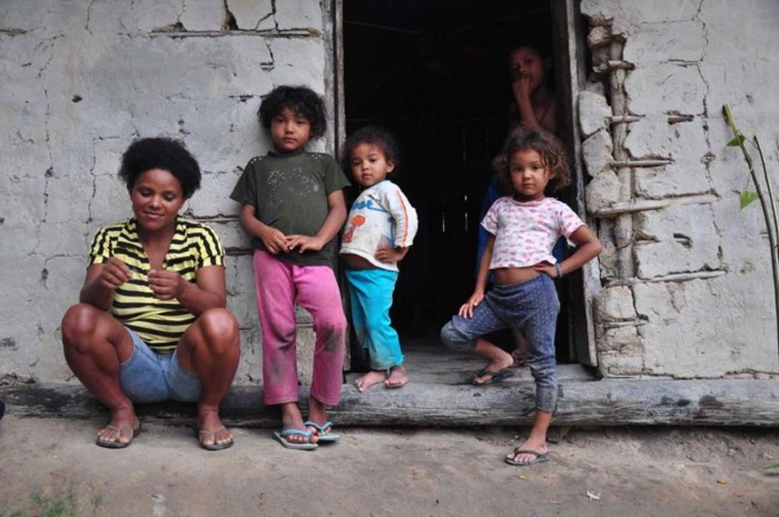 Luzia Cardoso de Lima mora com seus quatro filhos no beiradão (Foto: Daniela Alarcon)