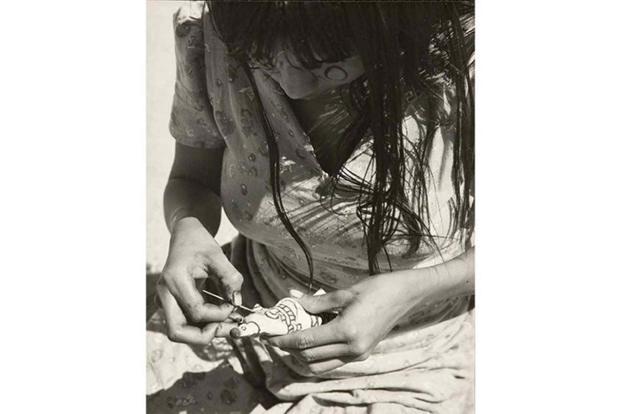 As mulheres do povo Karajá modelam, queimam, pintam e comercializam as bonecas-cerâmica karajá; elas são um modo de sustentação moral e cultural | Foto: Acervo Iphan/ Marcel Gautherot