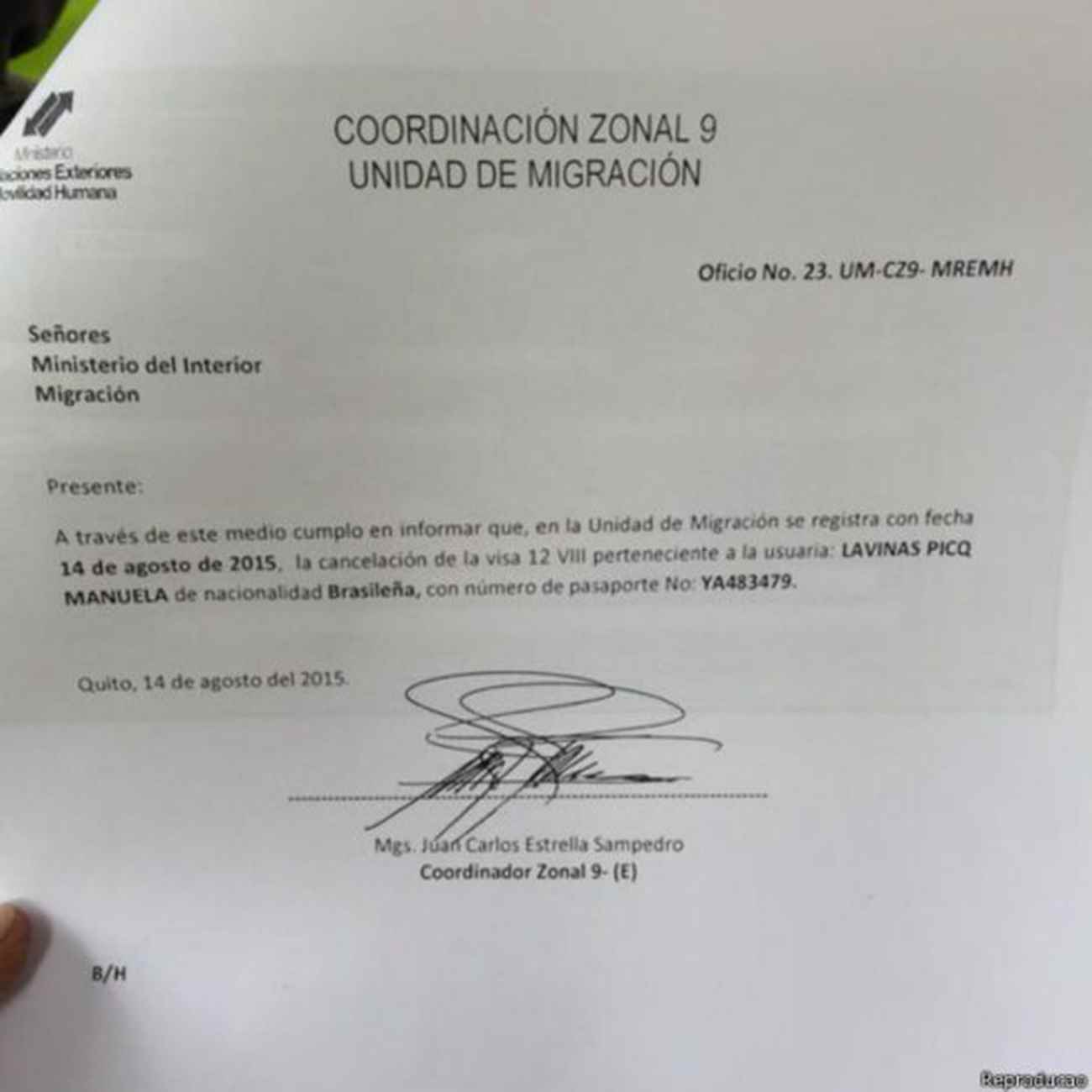 Documento confirmando cancelamento do visto da jornalista Manuela Picq no Equador
