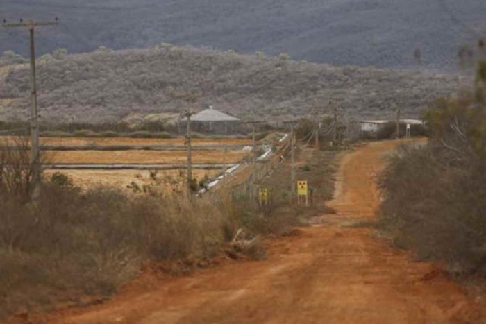  Vista geral da mina de urânio em Lagoa Real (BA) com placa de radioatividade Foto: Dida Sampaio /Estadão