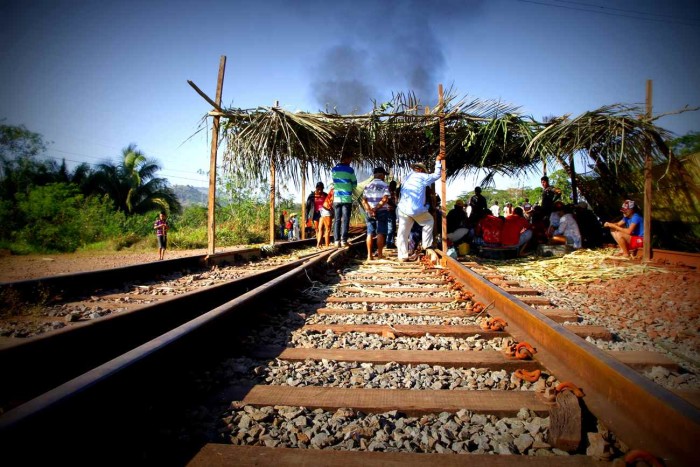 Protesto de integrantes do MST na estrada de ferro Carajás. Foto de Verena Glass