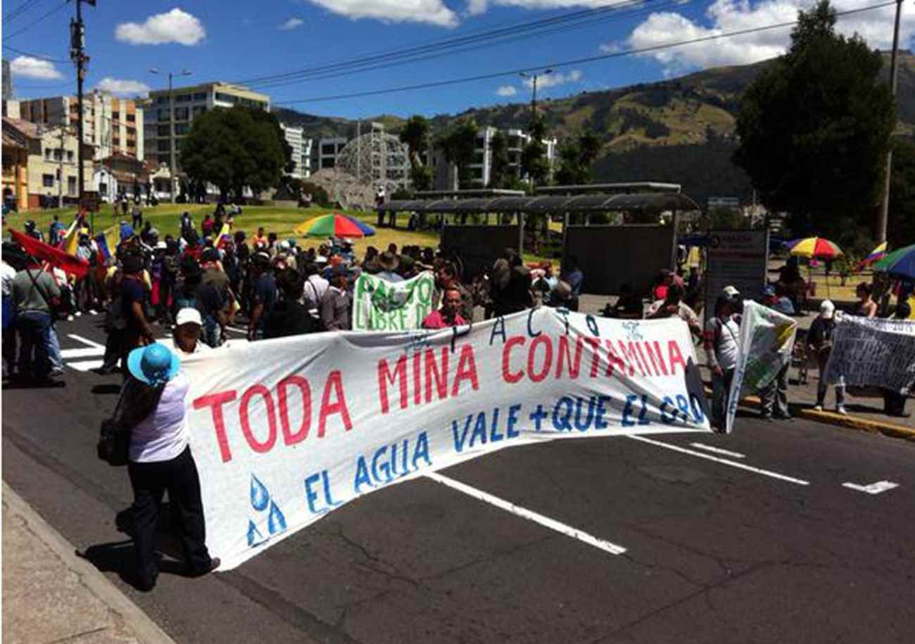 Frente al parque El Arbolito, manifestantes cierran la avenida 12 de octubre, a la altura de Corte Constitucional. Foot: Xavier Reyes